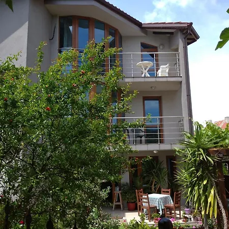 Niya Konukevi *